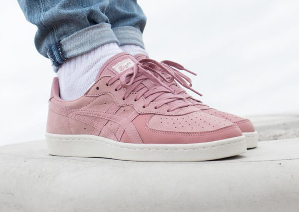 Chaussure Onitsuka Tiger GSM Ash Rose on feet (basket basse en suède)