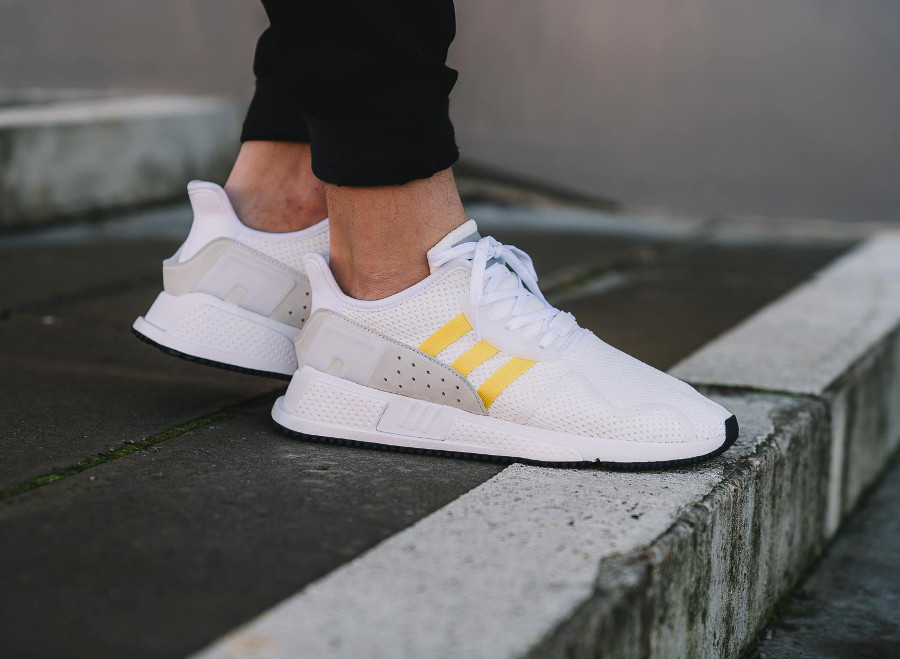 Où trouver la EQT Cushion ADV blanche 'Yellow Stripes' ?