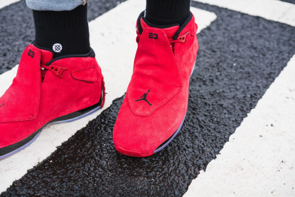 basket-air-jordan-xviii-toute-rouge-en-suede-on-feet-AA2494-601 (1)