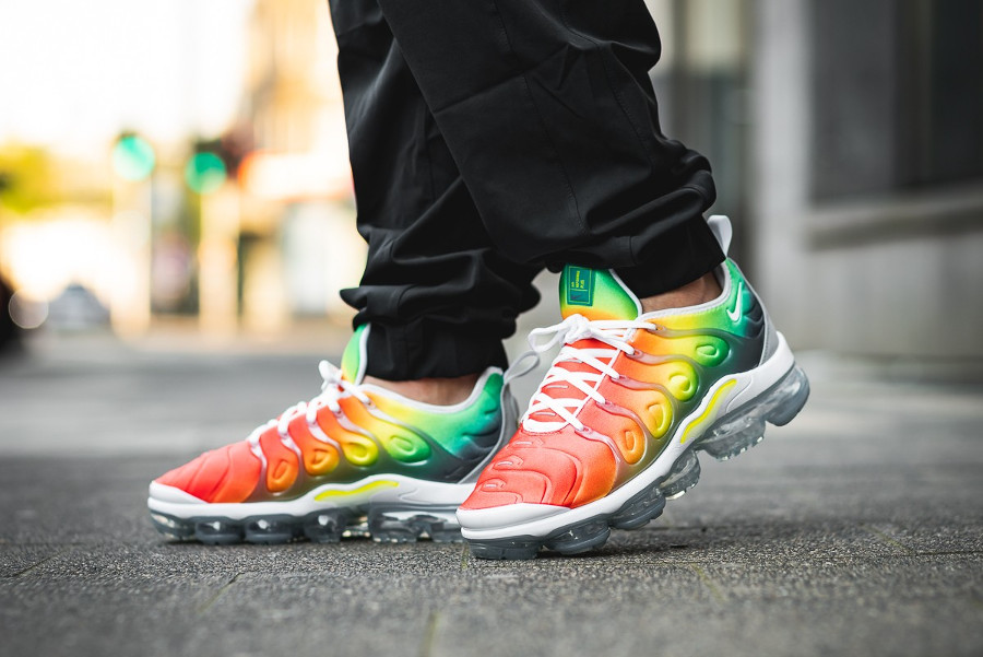 vapormax plus orange fluo