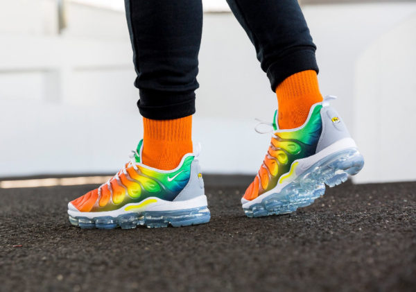 Chaussure Nike Air Vapormax Plus Requin Arc-en-Ciel on feet