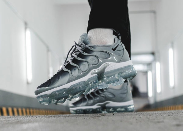 air vapormax plus la requin grey