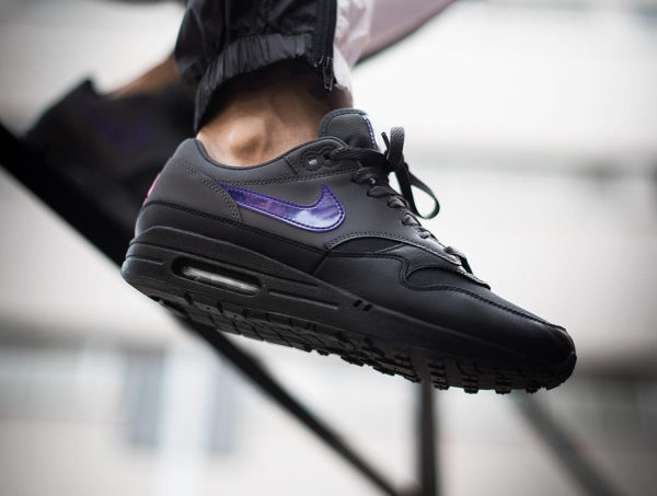 Chaussure Nike Air Max 1 Premium Dark Grey Fierce Purple Pink Blast on feet