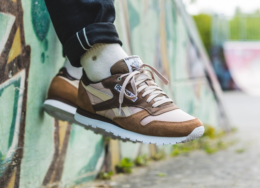 Chaussure Montana Cans x Reebok Classic Leather MCCS Marron 'Cappuccino' on feet