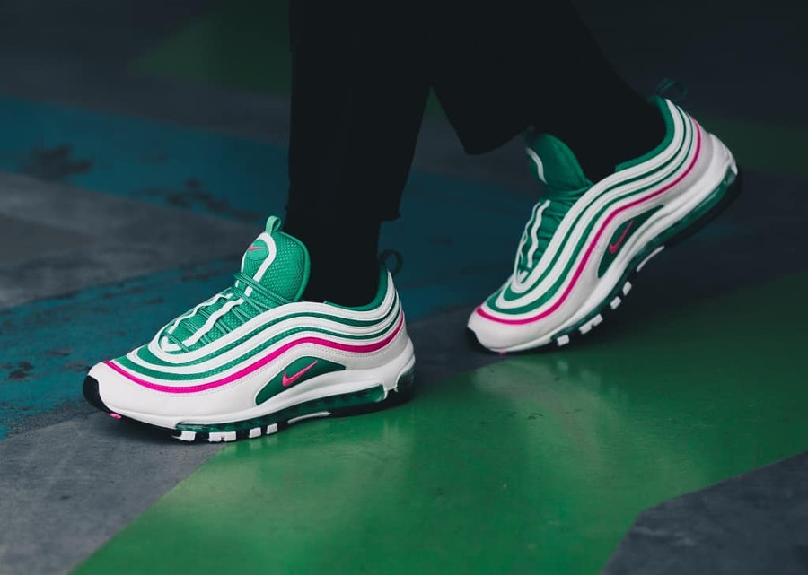 basket-nike-air-max-97-watermelon-blanche-rose-vert-turquoise-on-feet (2)