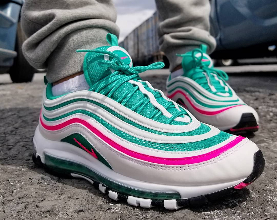 basket-nike-air-max-97-watermelon-blanche-rose-vert-turquoise-on-feet (4)