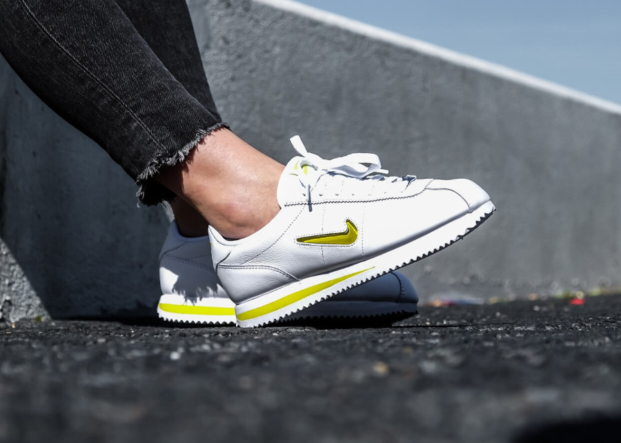 basket-nike-cortez-basic-fille-blanche-mini-swoosh-jewel-jaune-on-feet (5)