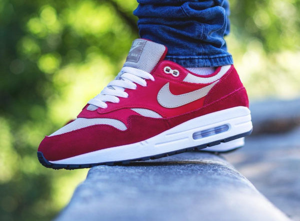 Chaussure Nike Air Max 1 Red Curry (daim rouge & Mesh beige)