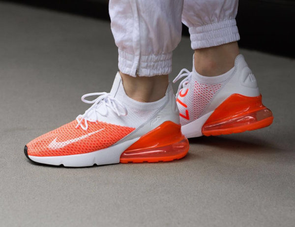 chaussure-nike-air-max-270-fille-flyknit-blanche-orange-on-feet (4)