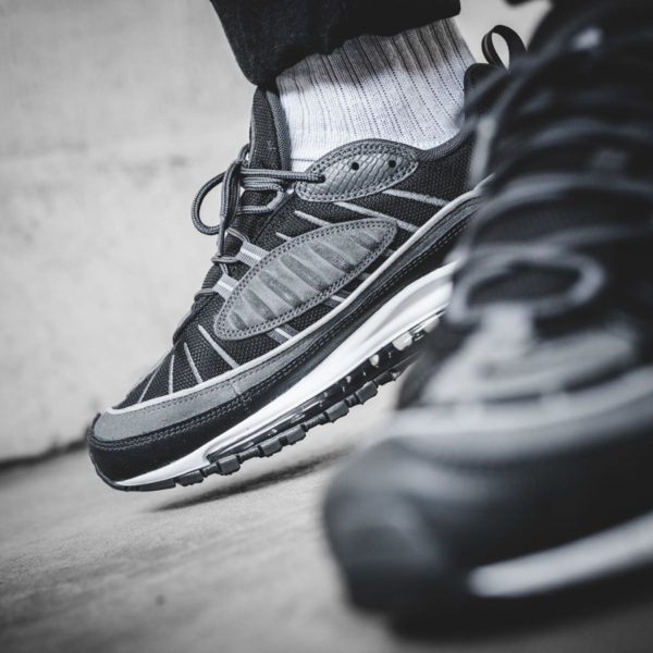 nike air max 98 se on feet