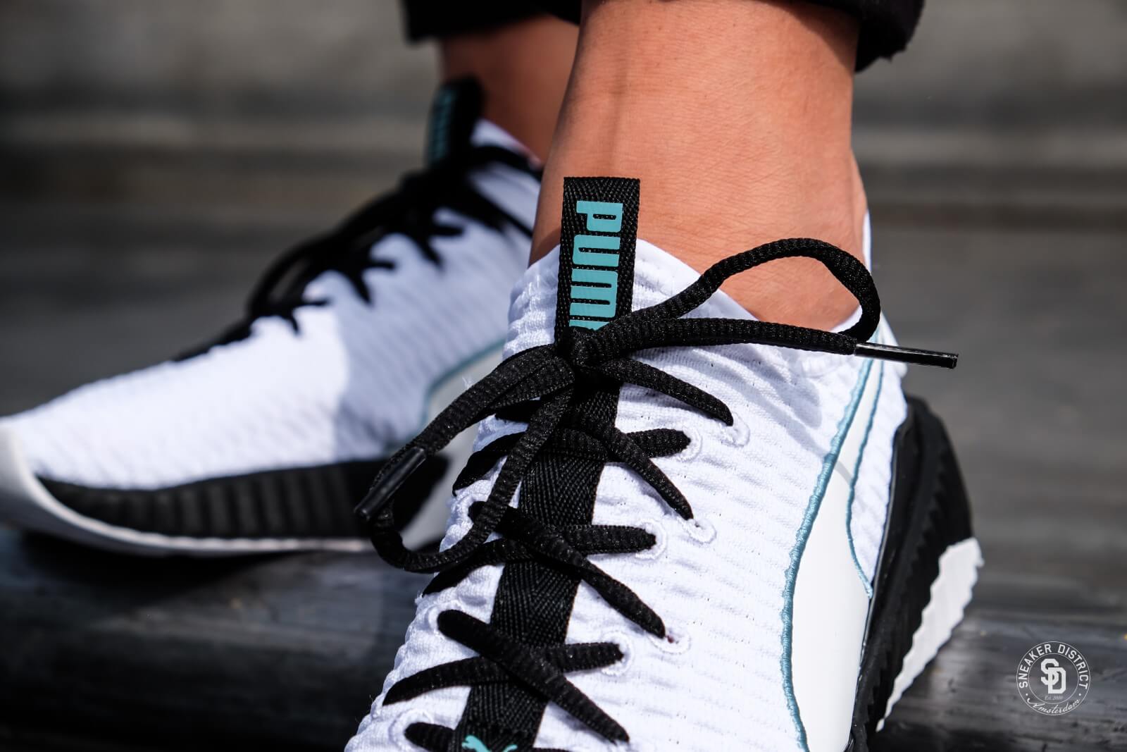 Review Selena Gomez x Puma Defy Trainer blanche noire turquoise
