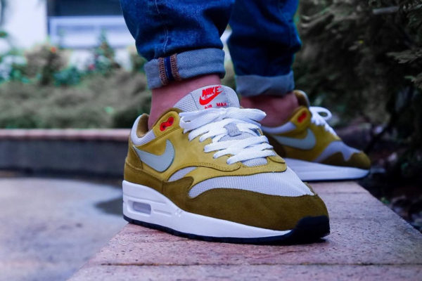 air max 1 green curry on feet