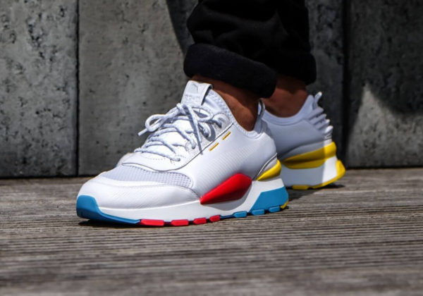 Puma-RS-0-Play-blanche-bleu-jaune-et-rouge-0367515-01