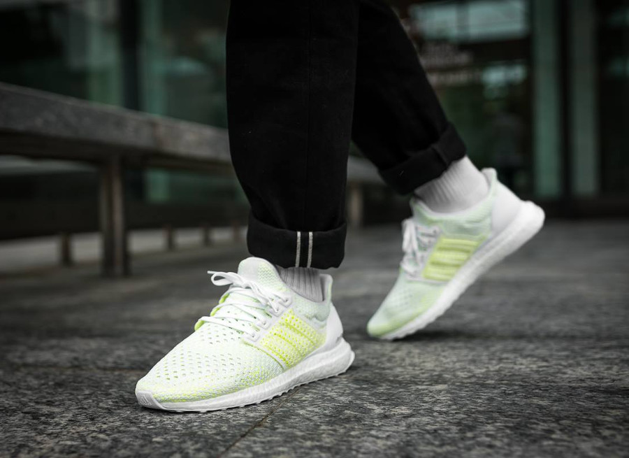 adidas-ultra-boost-blanche-vert-fluo-on-feet-aq0481 (2)
