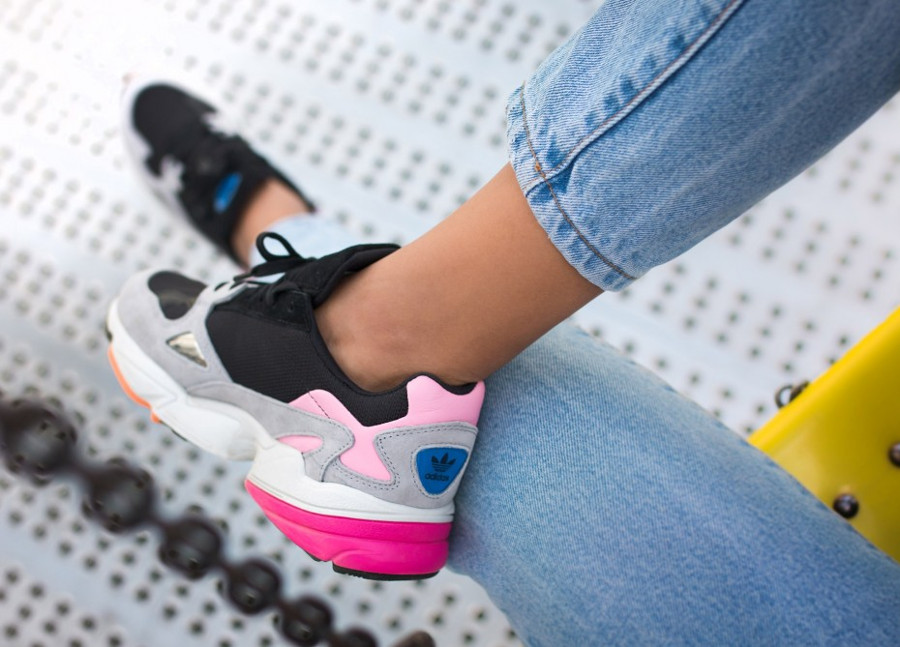 adidas falcon noir gris rose