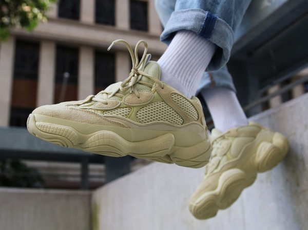 chaussure-adidas-yeezy-500-suede-sumoye-on-feet-DB2966 (3)