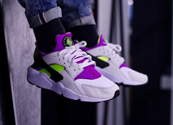 chaussure-nike-air-huarache-91-qs-magenta-neon-on-feet (4)