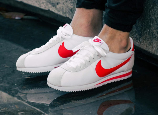 chaussure-nike-cortez-bylon-classic-white-habanero-red-on-feet-807472-101