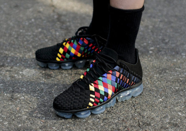chaussure-nike-vapormax-inneva-woven-black-rainbow-on-feet-AO2447-001 (1)