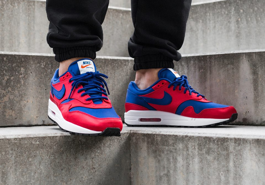 chaussure-nike-air-max-87-special-edition-rouge-bleu-royal-on-feet