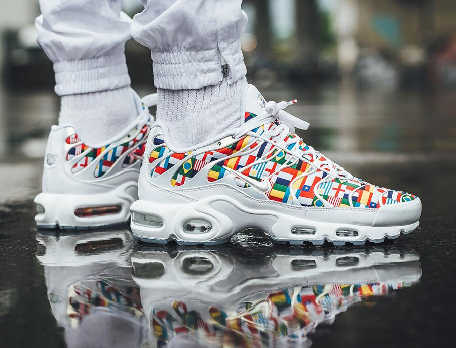 air max 90 international flag on feet