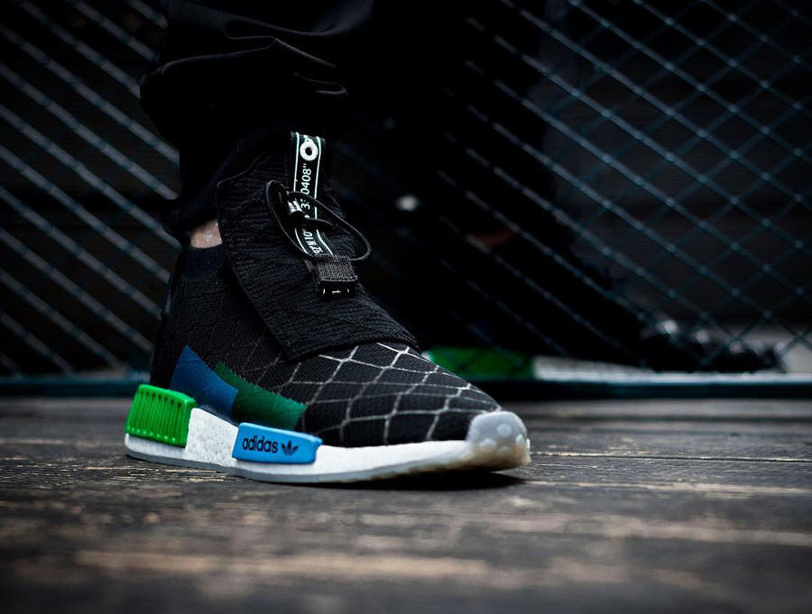 Адидас тренд. Adidas Xbox NMD_v3 x. NMD_r1 в темноте. Кроссовки ММД адидас. NMD ts1 Green outfit.