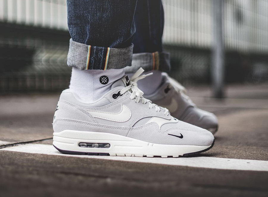 Air max 1 pure platinum sales mini swoosh