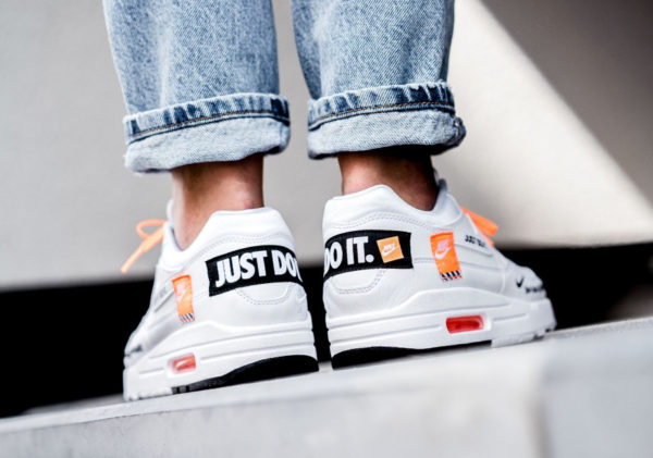 nike-air-max-one-87-special-edition-blanche-et-orange-on-feet-AO1021-100 (2)