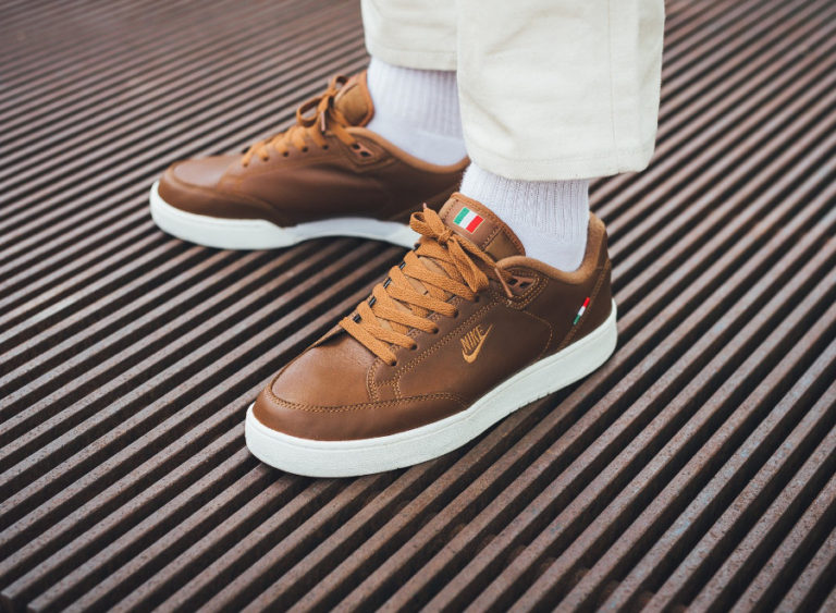 nike-grandstand-2-premium-italian-flag-light-british-tan-on-feet-AO2642-200 (4)