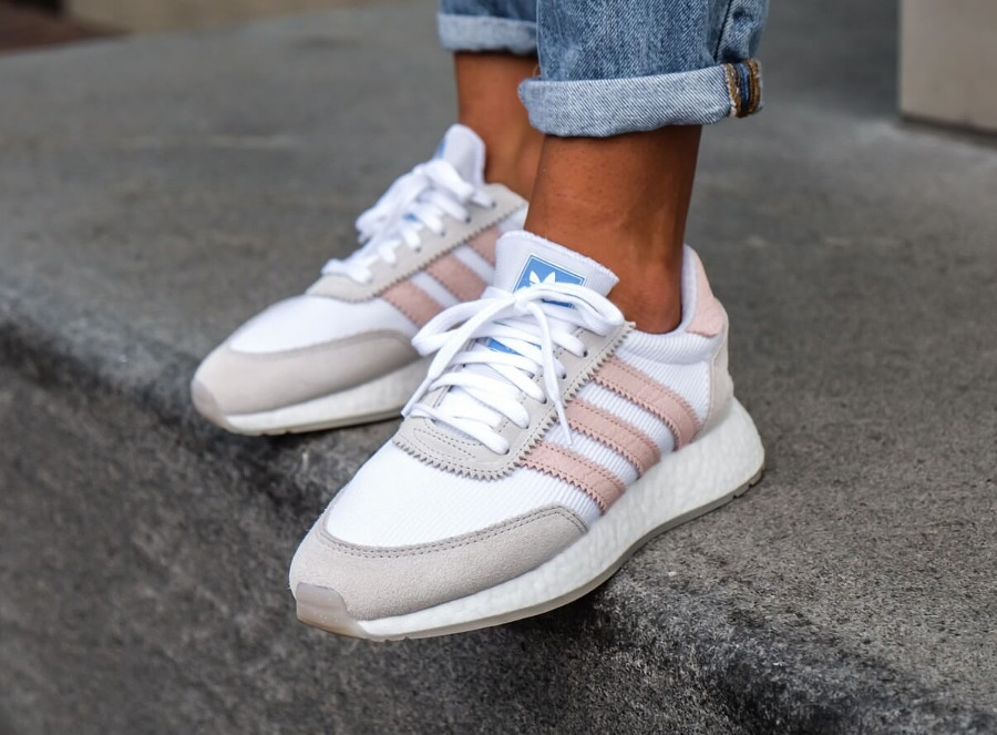 adidas rose et blanche