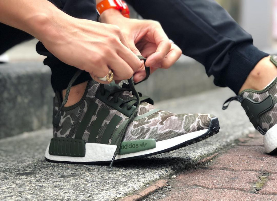adidas-nmd-r1-camouflage-vert-olive-on-feet-D96617 (3)