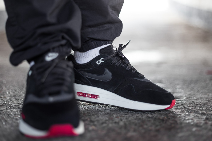 nike air max 1 mini swoosh black red