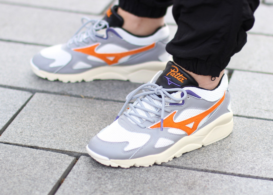 Patta x Mizuno Kazoku Sky Medal White Orange on feet