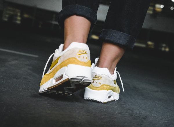 nike-air-max-90-1-femme-jaune-goyave-glacée-on-feet-AQ1273 800 (3)