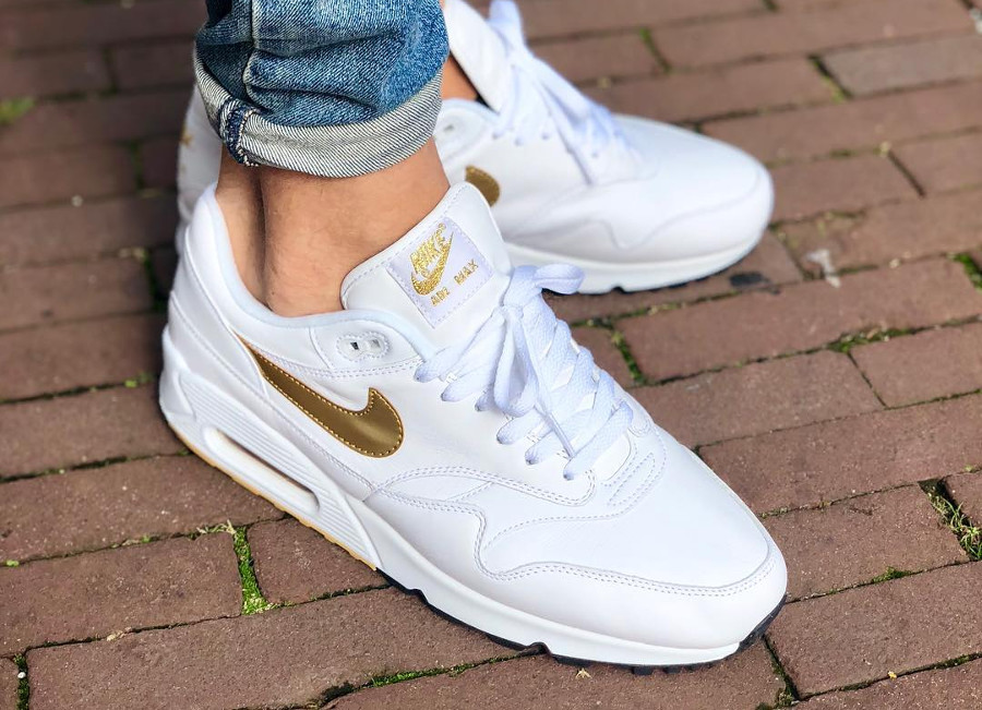 chaussure Nike Air Max 90/1 Hybrid OG White Gold 'Metallic Max' 2018 on feet (AJ7695-102)