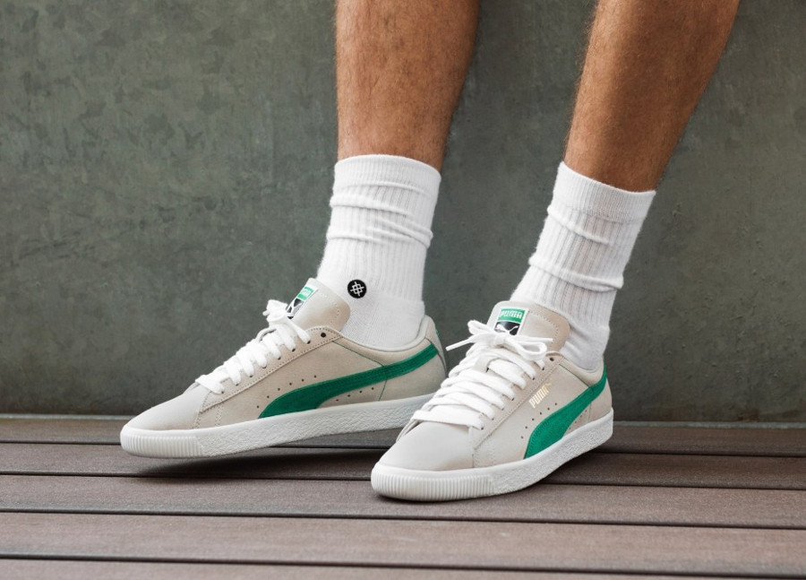 puma-suede-90681-blanc-cassé-et-vert-on-feet-365942_06 (4)