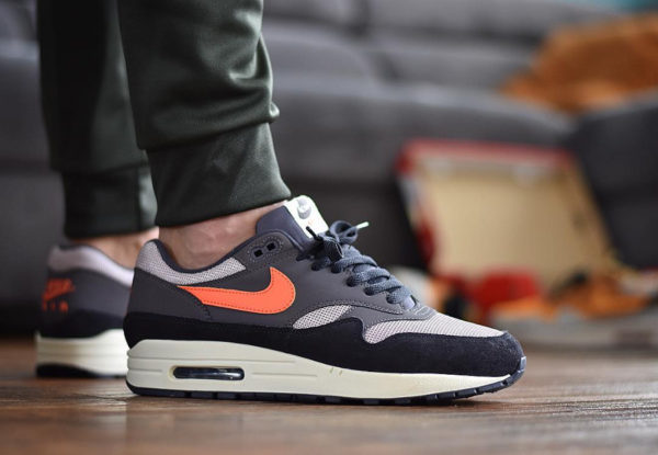 Nike Air Max 1 homme Wild Mango Oil Grey on feet