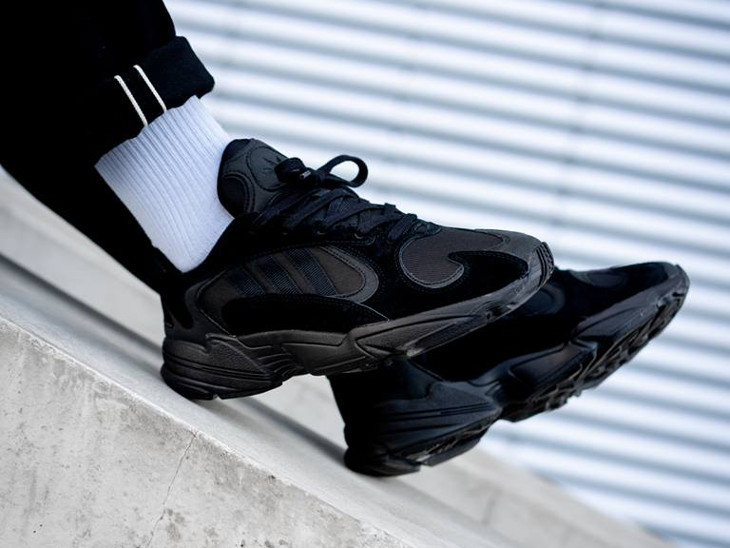 chaussure Adidas Falcon Yung-1 noire Triple Black on feet