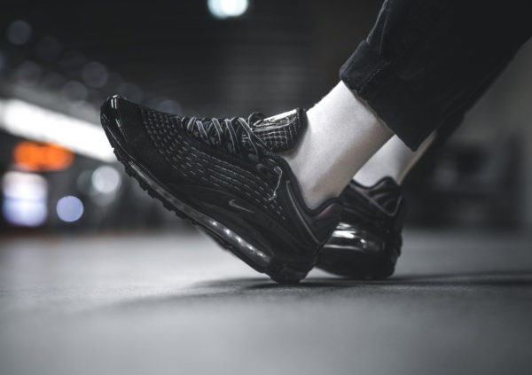 nike air max deluxe black on feet