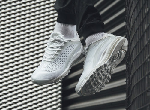 nike air max deluxe on feet