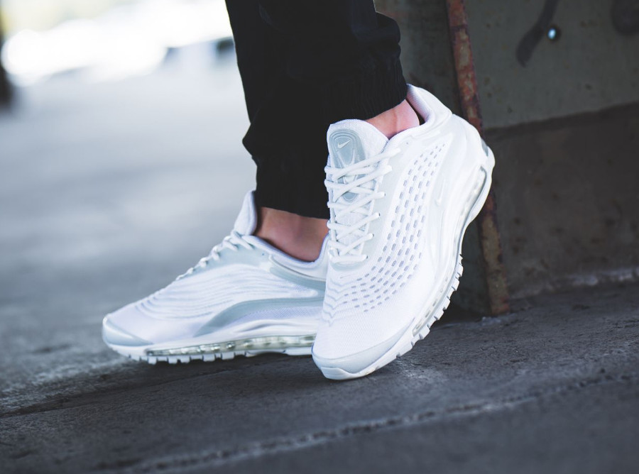 nike air max deluxe triple white