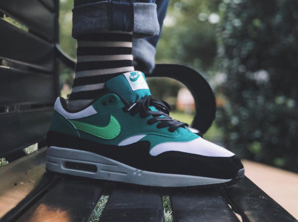 Chaussure Nike Air Max 1 'Green Strike Neptune Green' on feet (AH8145 107)