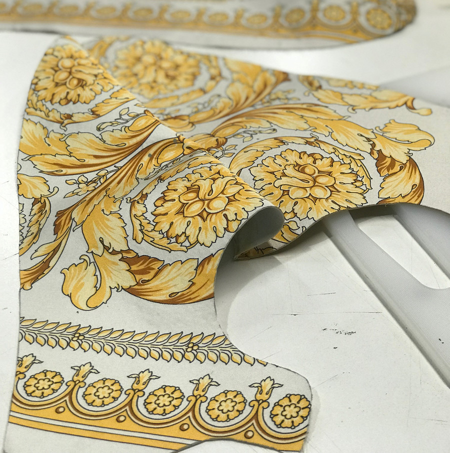 foulard-blanc-et-or-feuilles-dorées-baroque (2)