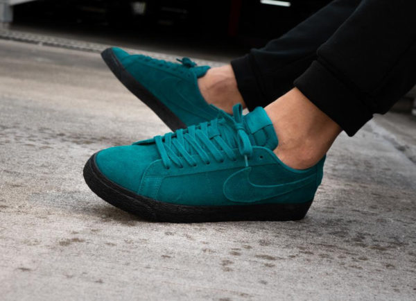 chaussure Nike SB Blazer Low Geode Teal Black Sole Pack on feet ( 864347-300)