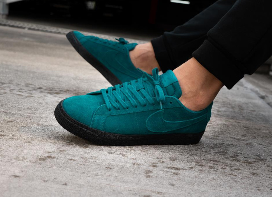 chaussure Nike SB Blazer Low Geode Teal Black Sole Pack on feet ( 864347-300)