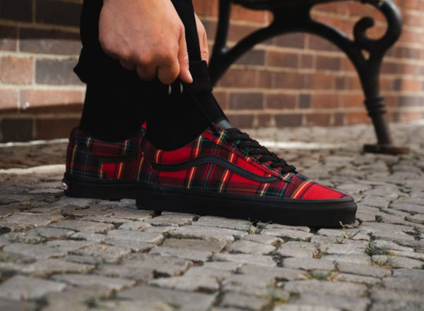 Chaussure Vans Old Skool Mix Plaid Tartan Red Black on feet (VA38G1U5P)