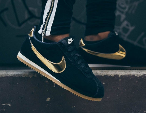 chaussure Nike Cortez SE Suede femme 'Black Gold Gum' on feet