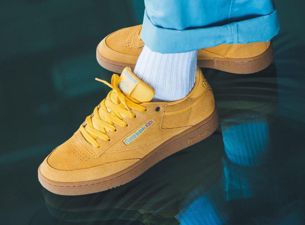 chaussure Reebok Club C 85 Suede Banana Blue Gum on feet