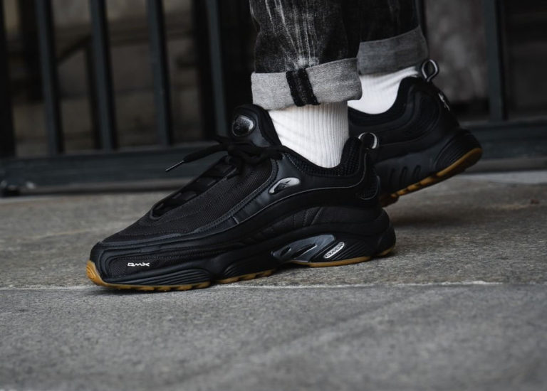 chaussure Reebok Daytona DMX noire 'Black Gum' on feet