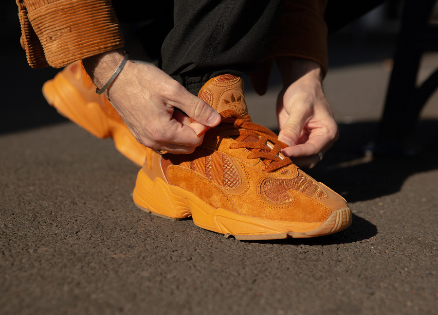 Adidas Originals Yung-1 toute orange on feet (exclusivité Size) (3)